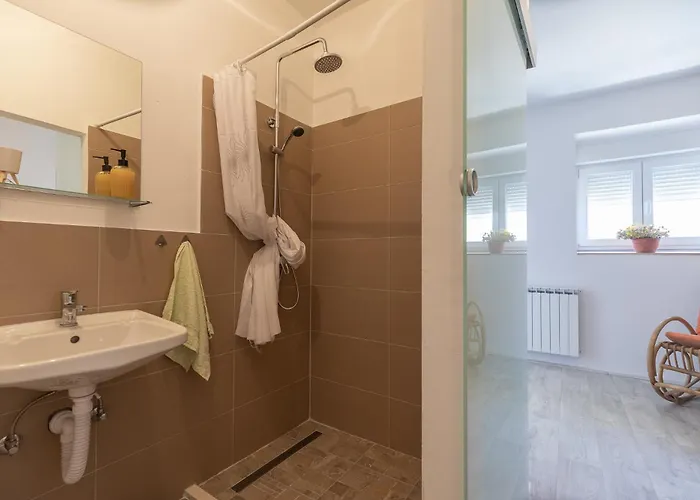 לינה וארוחת בוקר Murva 3*