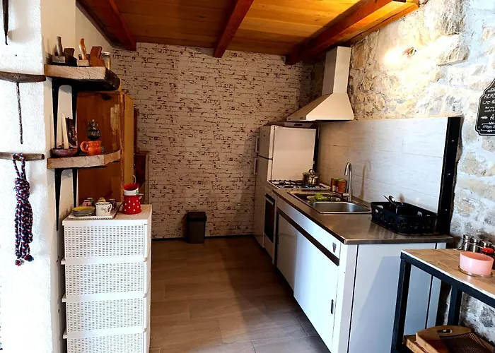 לינה וארוחת בוקר Murva 3*